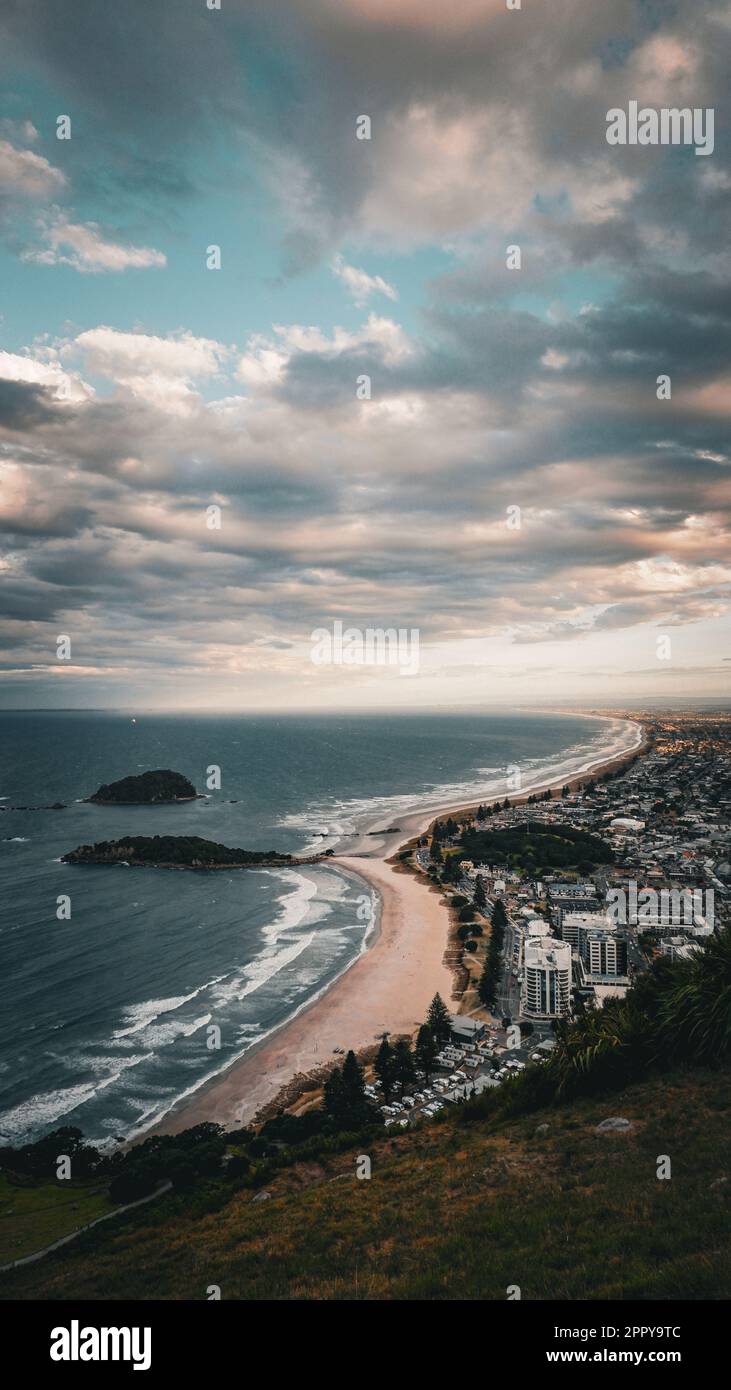 Viste al tramonto dalla cima del Monte Maunganui a Tauranga, Isola del Nord, Nuova Zelanda Foto Stock