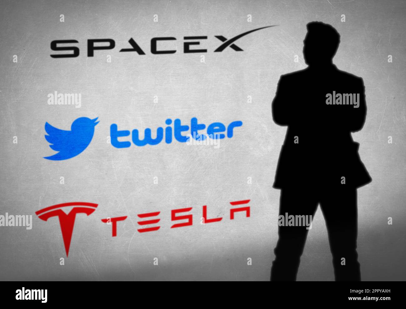 Silhouette Elon Musk con logo SpaceX, Twitter e Tesla sullo sfondo Foto Stock