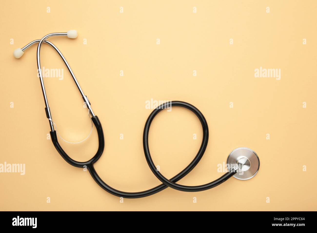 Uno stetoscopio su sfondo beige Foto stock - Alamy