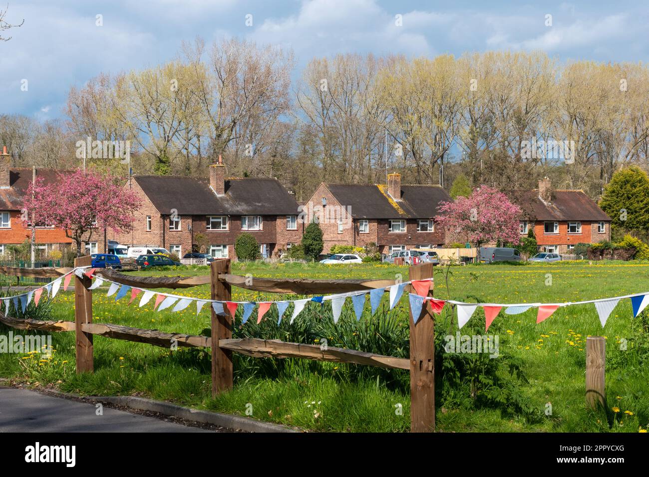 Villaggio di Compton, Surrey, Inghilterra, Regno Unito, in primavera con bianco rosso e blu bunting fino per il villaggio fete e re incoronazione, aprile 2023 Foto Stock