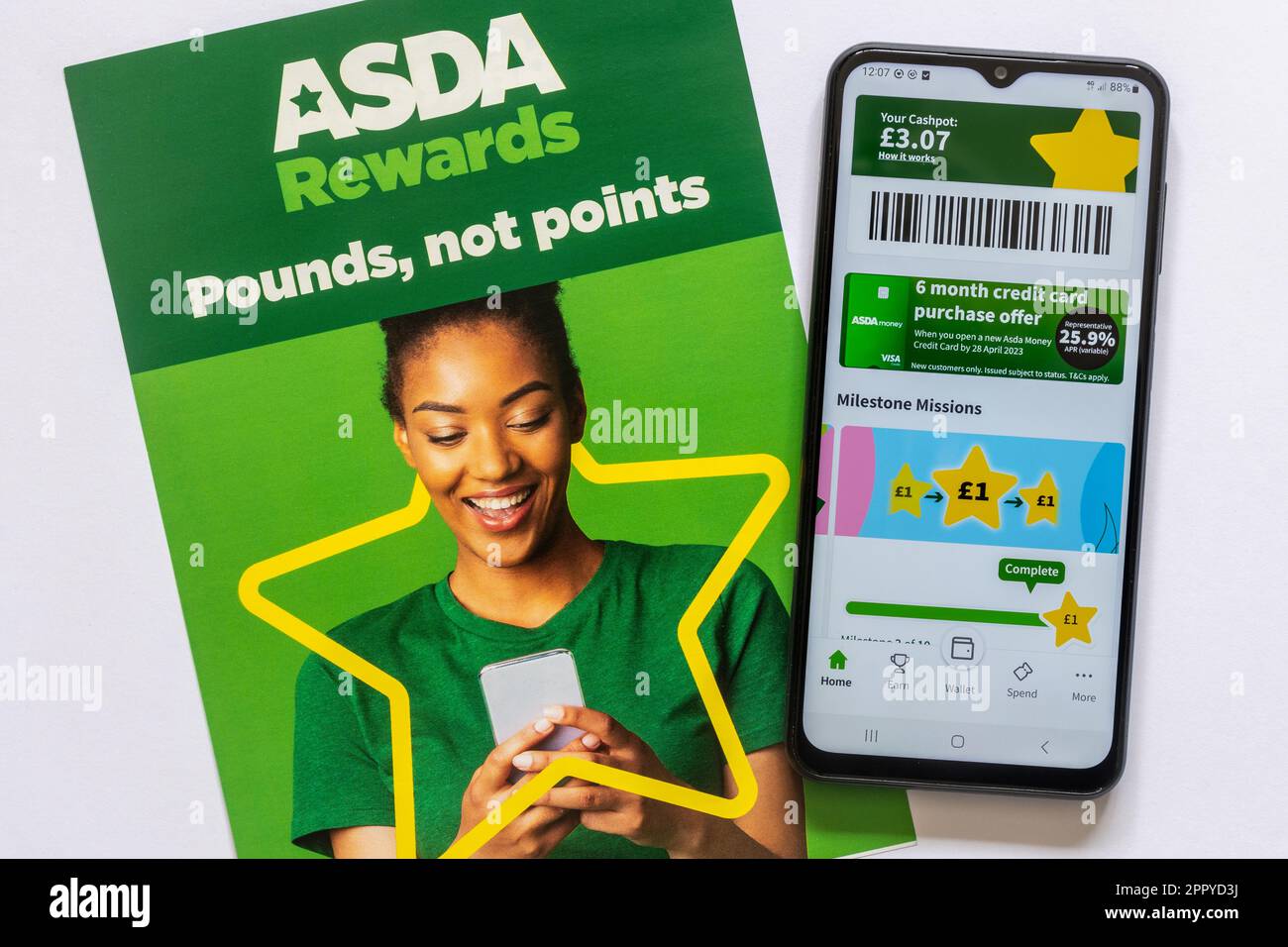Opuscolo Asda Rewards e app per telefono cellulare, con slogan non punti, Inghilterra, Regno Unito Foto Stock
