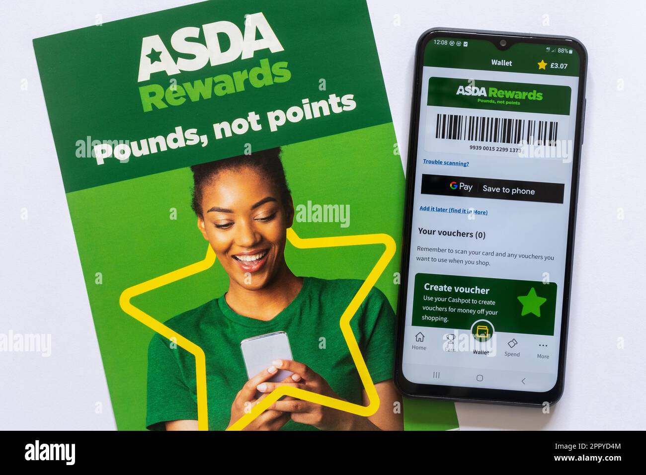 Opuscolo Asda Rewards e app per telefono cellulare, con slogan non punti, Inghilterra, Regno Unito Foto Stock