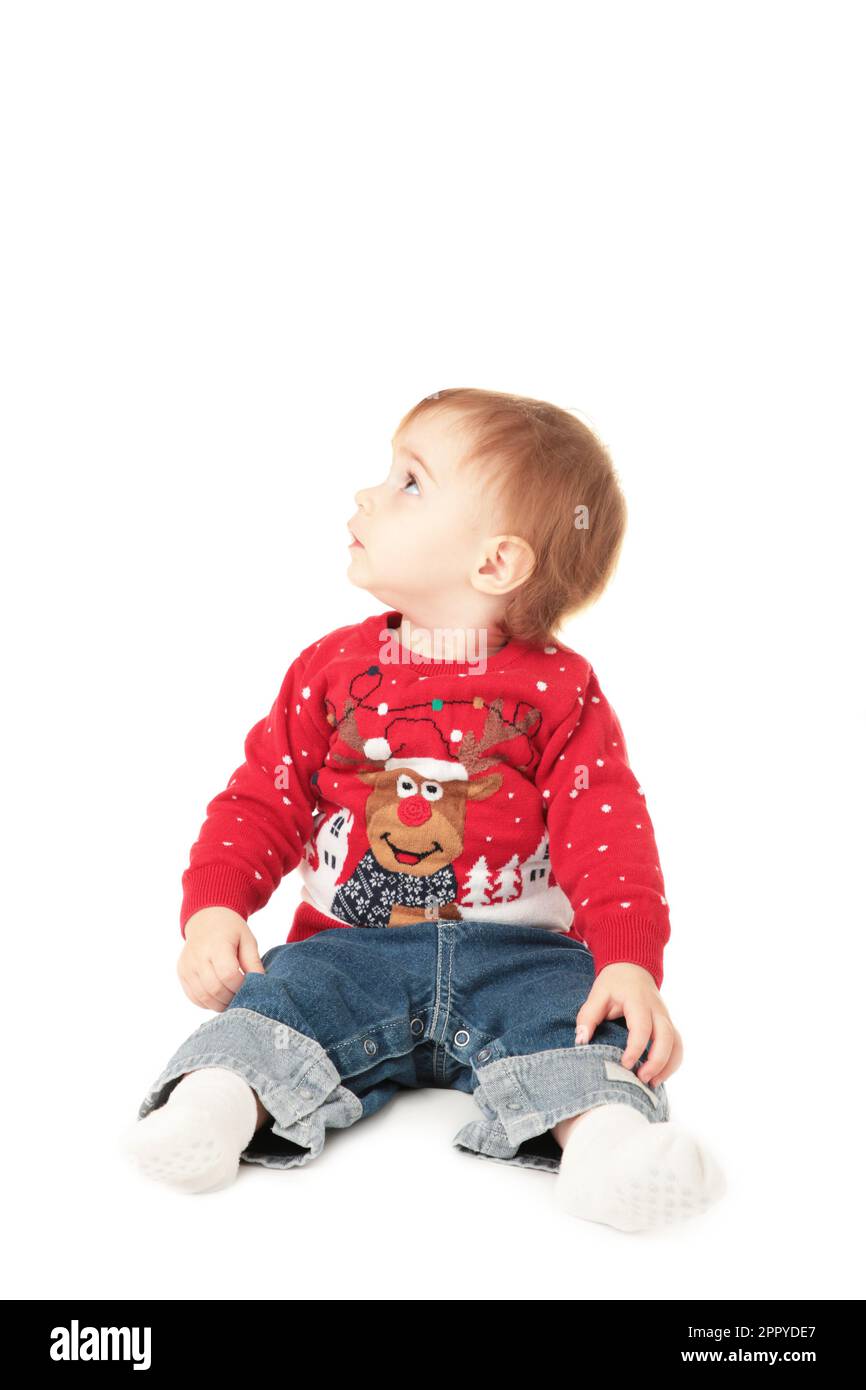 Bambina in un maglione rosso isolato su bianco. Vista dall'alto Foto Stock