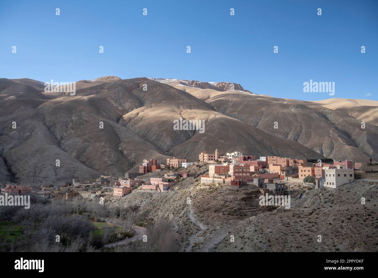 Paesaggio rurale con vista sul villaggio di Ait Hammou ou Said e le montagne circostanti deserto della Gola Dades sullo sfondo. Foto Stock