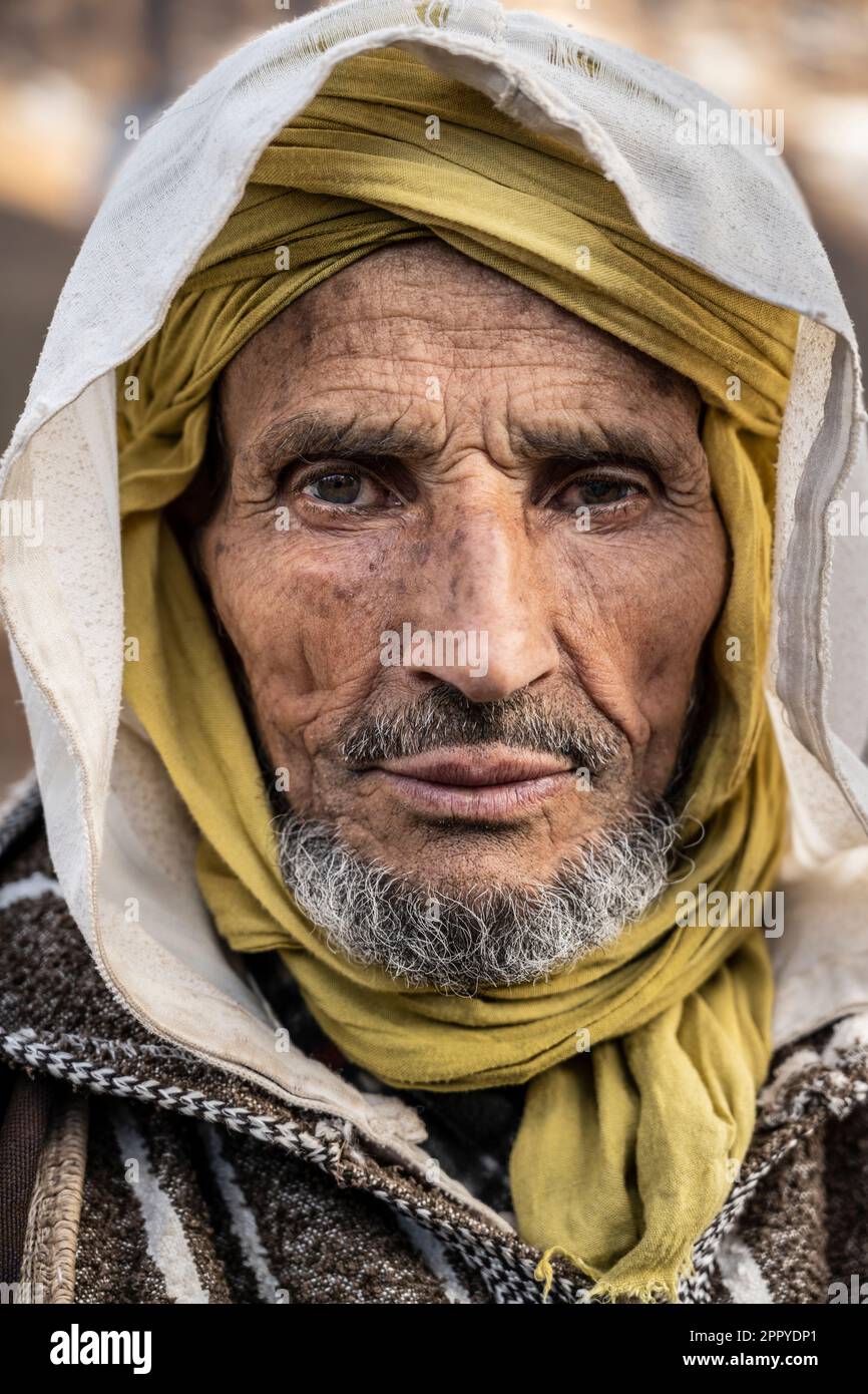 Ritratto di un berbero vestito in una djellaba tradizionale e turbante in un villaggio vicino alla gola Dades. Foto Stock