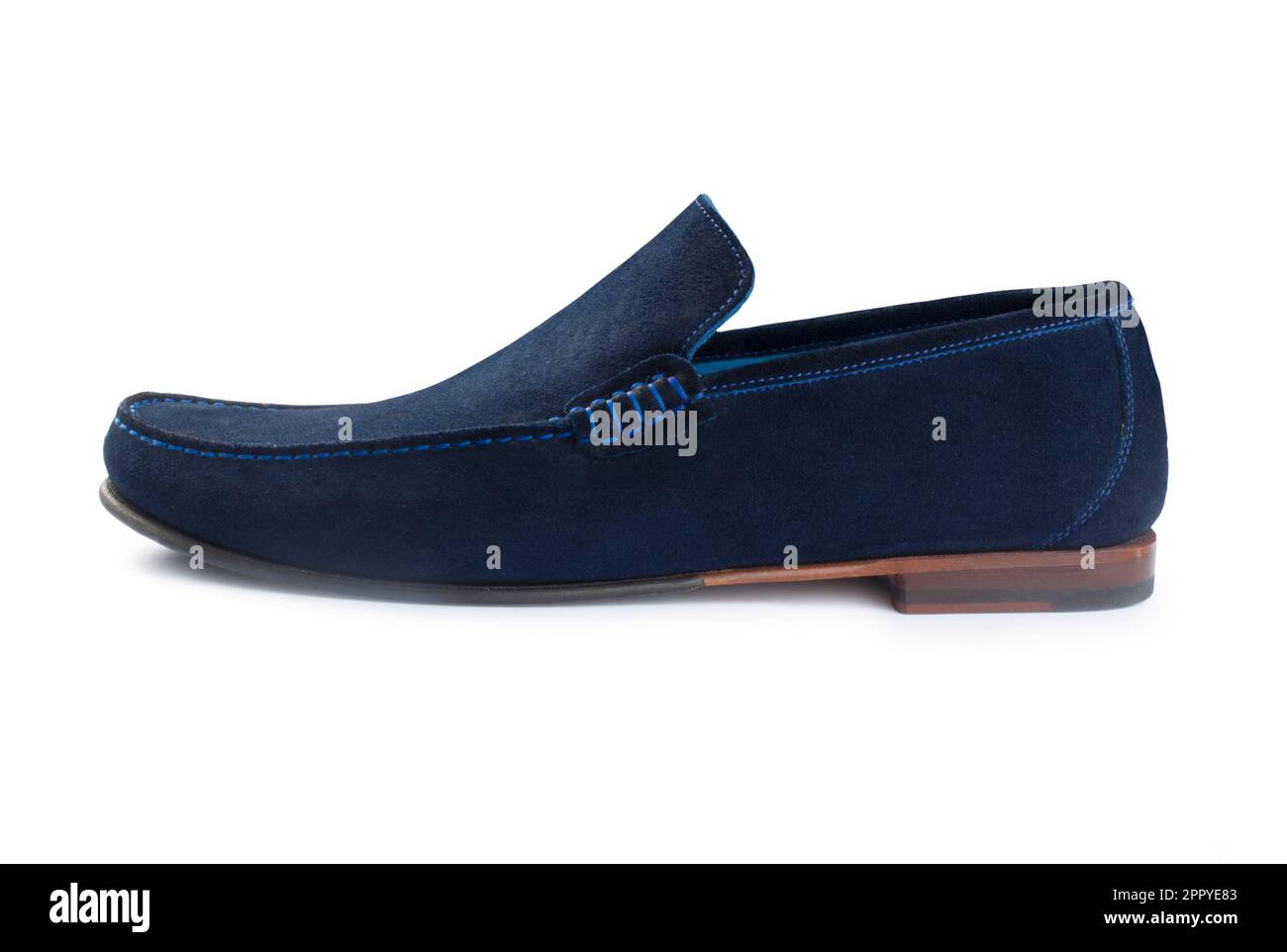 Foto studio di un singolo loafer in pelle scamosciata blu ritagliato su uno sfondo bianco - John Gollop Foto Stock