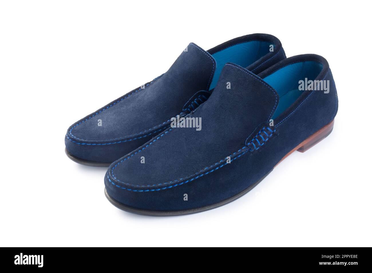 Foto studio di un paio di loafer in pelle scamosciata blu ritagliati su uno sfondo bianco - John Gollop Foto Stock