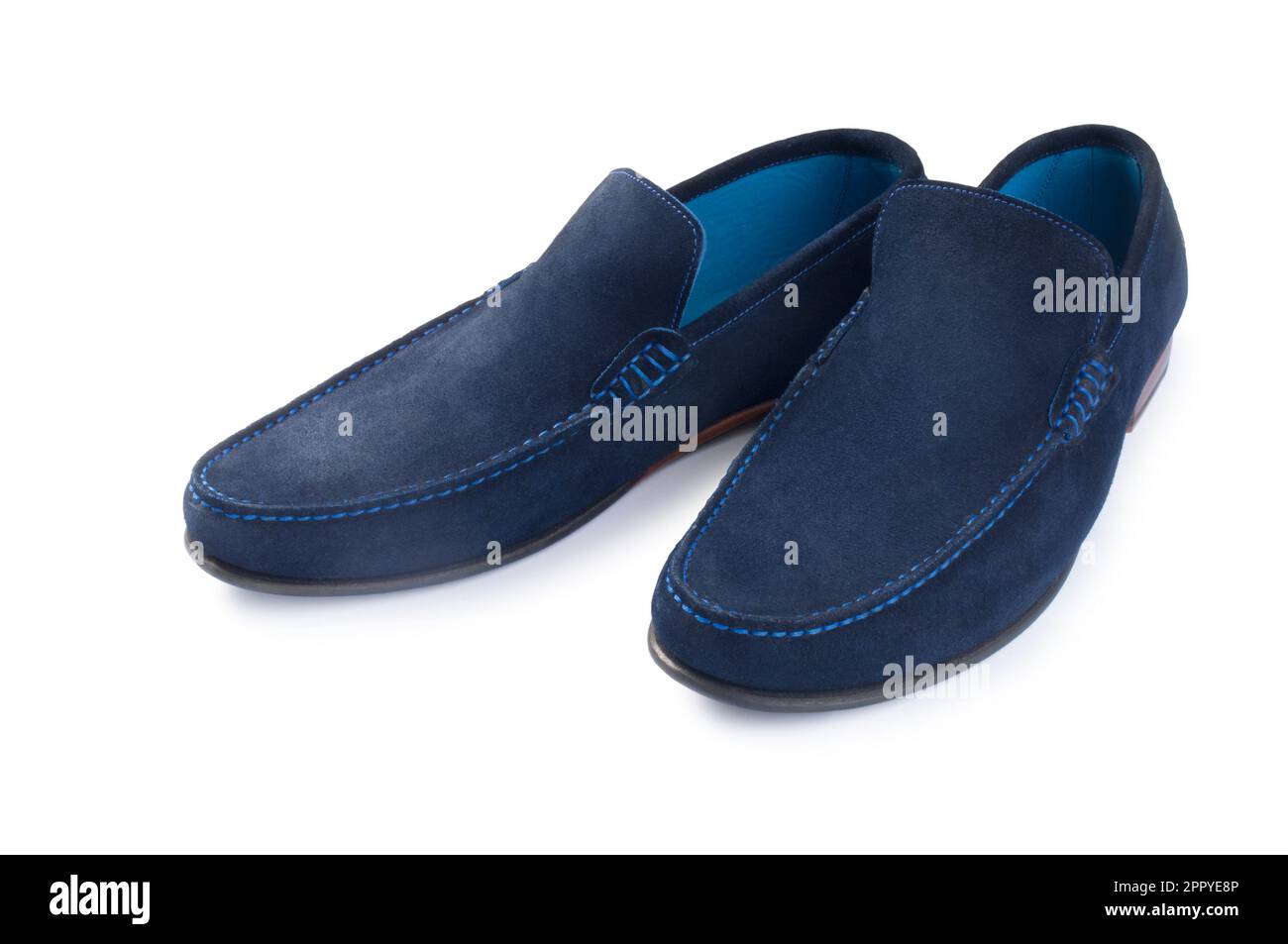 Foto studio di un paio di loafer in pelle scamosciata blu ritagliati su uno sfondo bianco - John Gollop Foto Stock