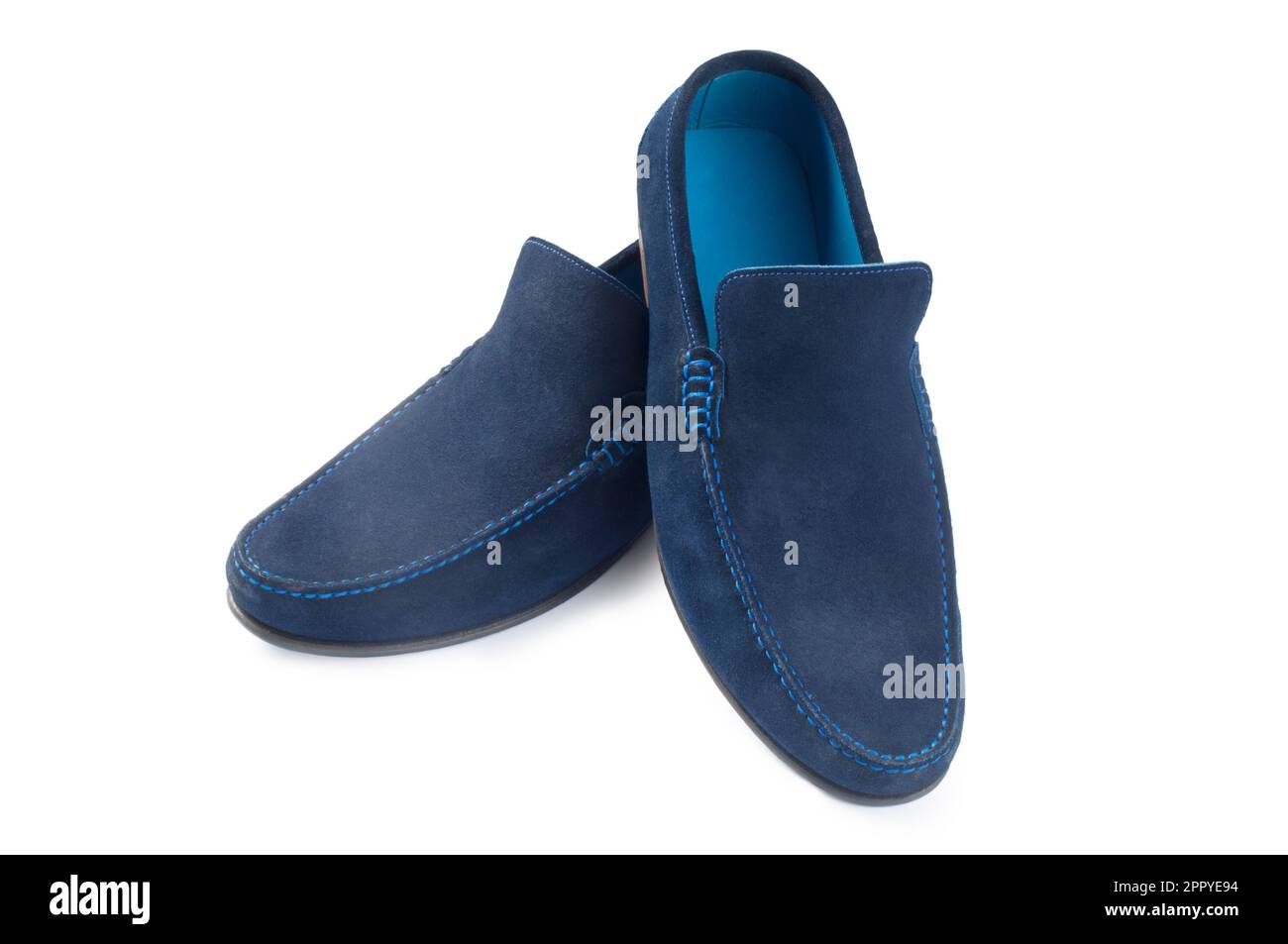 Foto studio di un paio di loafer in pelle scamosciata blu ritagliati su uno sfondo bianco - John Gollop Foto Stock