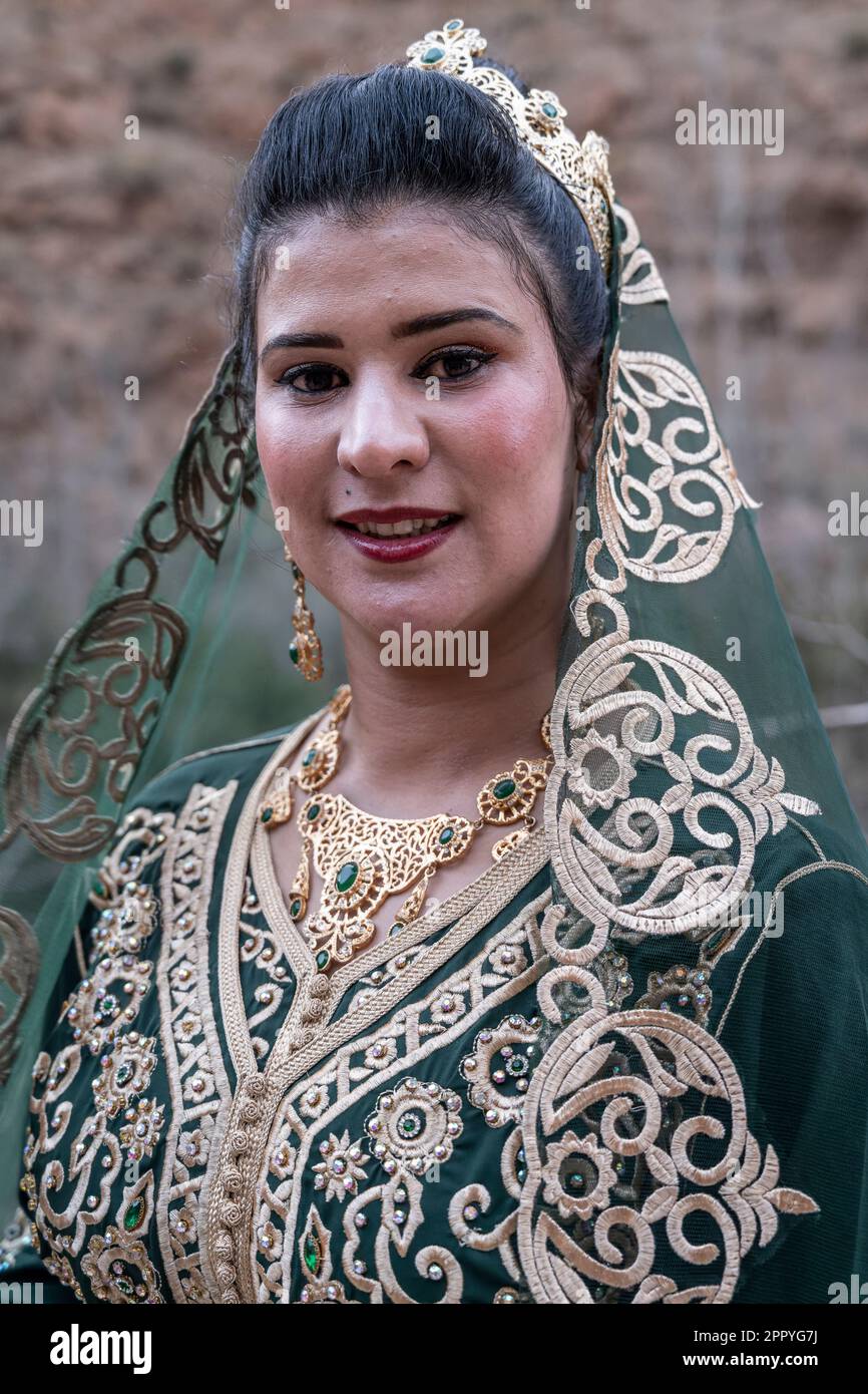 Ritratto di una sposa vestita con un bel vestito decorato con motivi dorati. Foto Stock