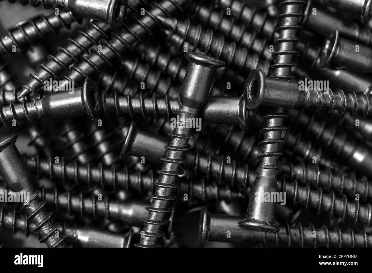 Montaggio viti legno struttura sfondo. Colore nero. Full frame Foto Stock