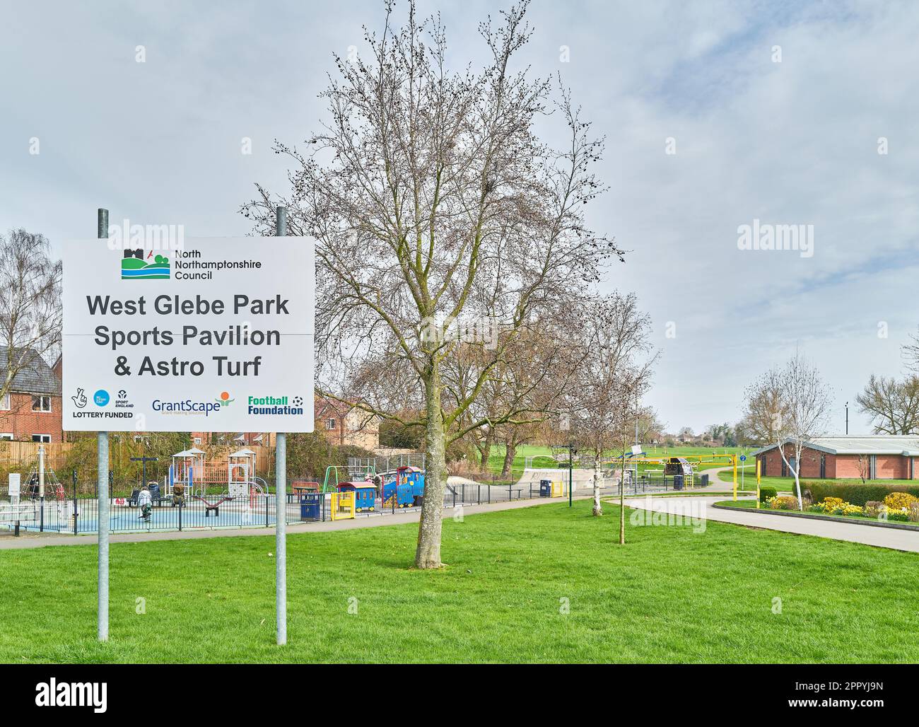 West Glebe Park, padiglione sportivo e campo da prato, Corby, Inghilterra. Foto Stock
