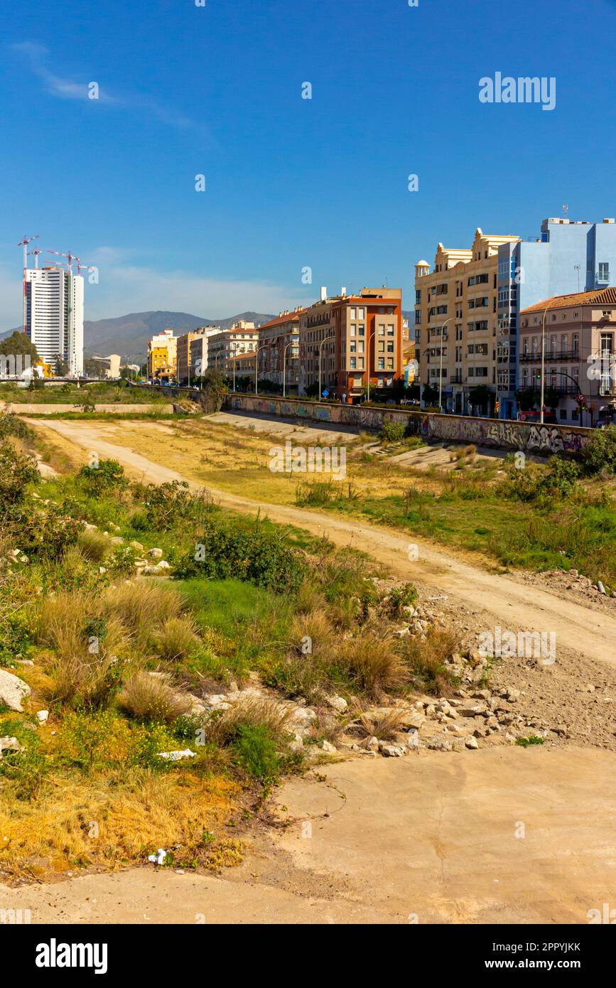Il fiume Guadalmedina che attraversa il centro della città di Malaga in Andalusia, Spagna meridionale, che è arido per la maggior parte dell'anno. Foto Stock