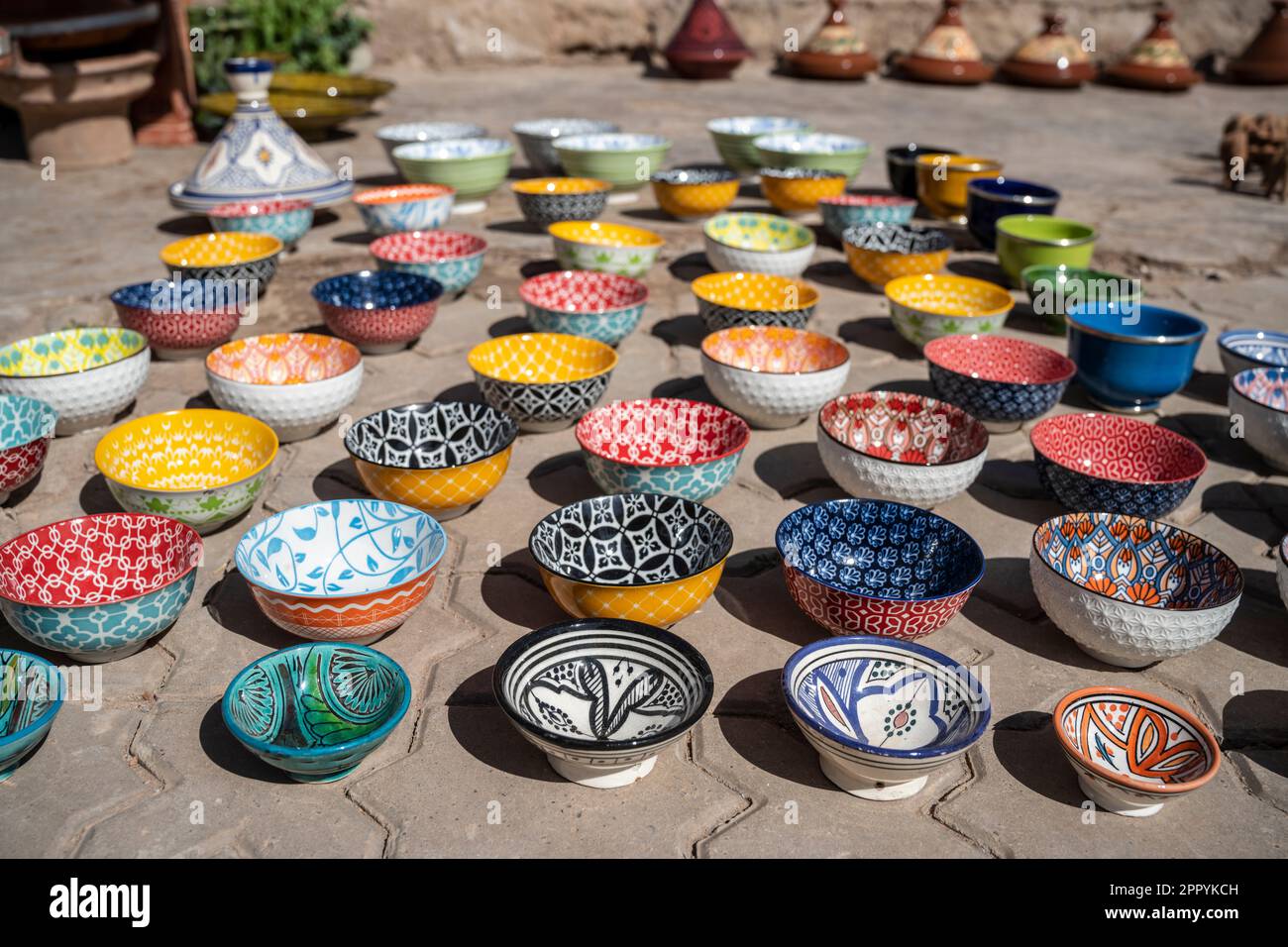 Colorate ciotole in ceramica esposte sul pavimento per la vendita. Foto Stock