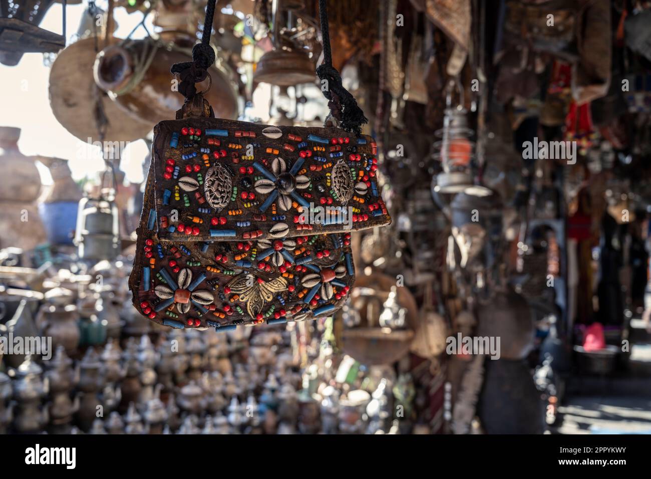Borsa decorata con motivi di vari colori esposti in un piccolo negozio di souvenir nelle strade di Ouarzazate. Foto Stock