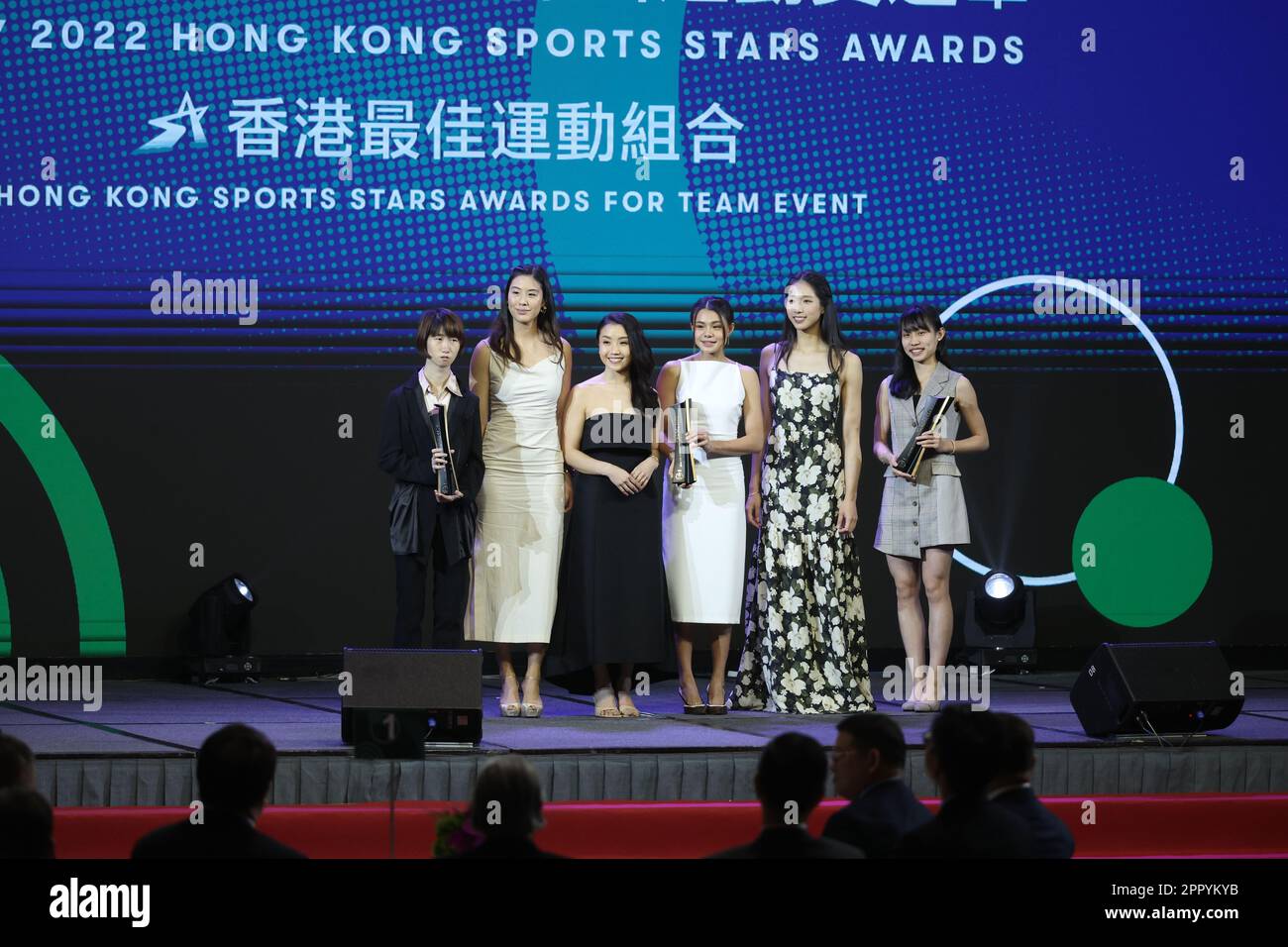 CATHAY HONG KONG SPORTS STARS AWARDS for Team Event Winners (L-R) Hong Kong Table Tennis Team Donne doppie NG Mui-wu; Hong Kong Women's EPEE Team Chan Wai-ling, Chu Ka-mong, Coco Lin Yik-hei, Vivian Kong Nan-wai e Hong Kong Squash Women's Team ho Tze-lok posa per una foto dopo la cerimonia di premiazione presso l'Hong Kong Convention & Exhibition Centre di WAN Chai.18APR23 SCMP/Yik Yeung-man Foto Stock