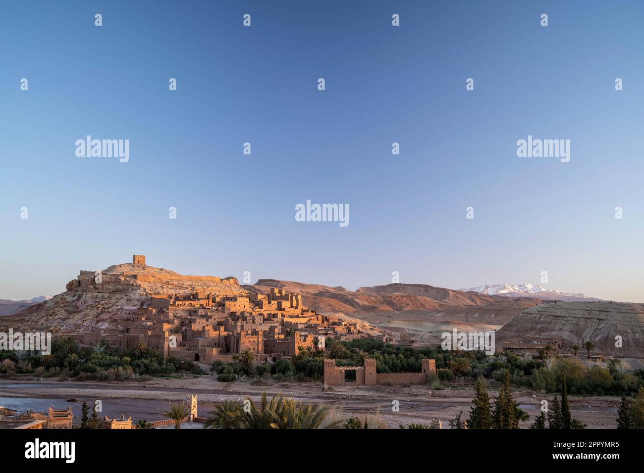 Vista della kasbah di Ait Benhaddou all'alba. Foto Stock