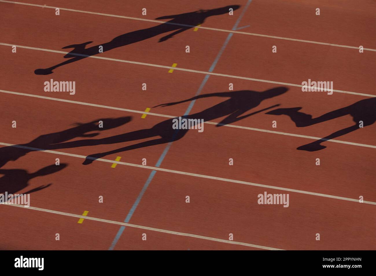 black silhouette gruppo di runner su pista rossa stadio corsa sprint Foto Stock