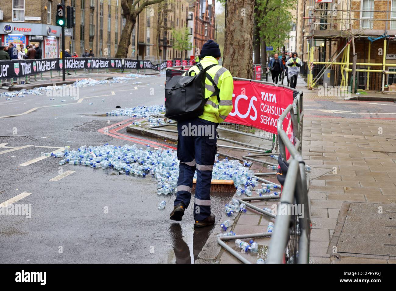 Il PIC mostra la London Marathon 2023 ripulire dopo che gli ultimi corridori migliaia di bottiglie di plastica riciclate sono state ripulire fornite da Buxton che sostengono t Foto Stock