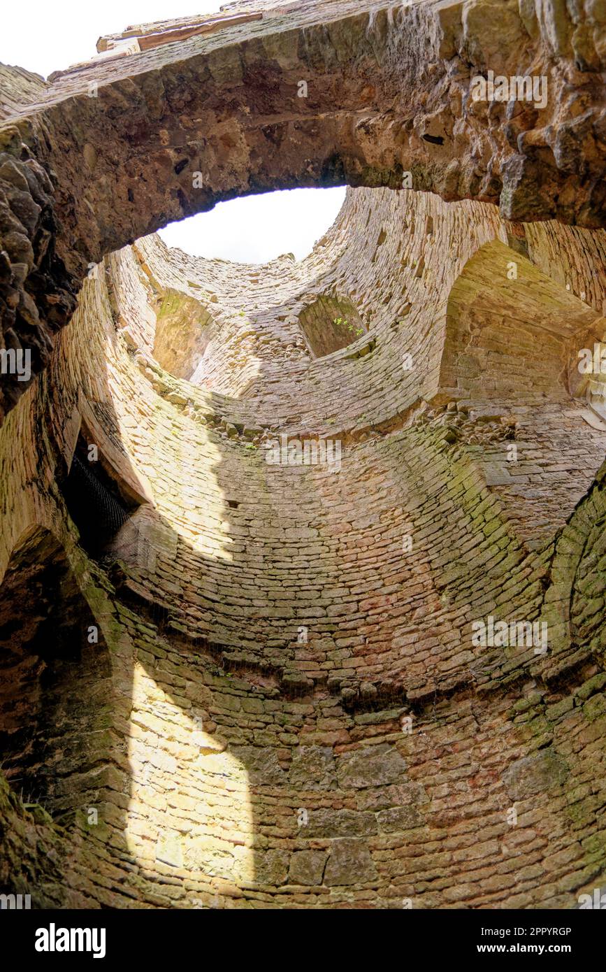 All'interno delle mura del Castello di Nunney e fossato nel villaggio di Nunney. Costruito nel 1370s da Sir John de la Mere, Somerset, Inghilterra, Regno Unito - 8th di Foto Stock