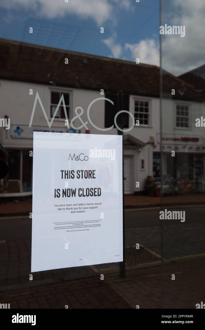 Egham, Surrey, Regno Unito. 25th aprile 2023. Il negozio di abbigliamento M&Co di Egham High Street, Surrey, ha chiuso definitivamente. M&Co chiuderà tutti gli altri negozi dopo che AK Retail Holdings, proprietaria di Yours Clothing, ha acquistato il marchio e la proprietà intellettuale del rivenditore collassato nel febbraio 2023. Tuttavia, non ha acquistato le proprietà del negozio. Si prevede che il rivenditore di High Street, Peacocks, stia cercando di aprirsi in 20 degli ex negozi M&Co. Credit: Maureen McLean/Alamy Live News Foto Stock