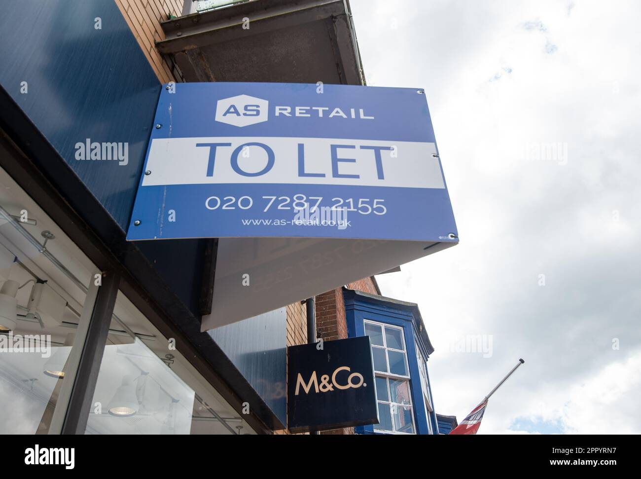 Egham, Surrey, Regno Unito. 25th aprile 2023. Il negozio di abbigliamento M&Co di Egham High Street, Surrey, ha chiuso definitivamente. M&Co chiuderà tutti gli altri negozi dopo che AK Retail Holdings, proprietaria di Yours Clothing, ha acquistato il marchio e la proprietà intellettuale del rivenditore collassato nel febbraio 2023. Tuttavia, non ha acquistato le proprietà del negozio. Si prevede che il rivenditore di High Street, Peacocks, stia cercando di aprirsi in 20 degli ex negozi M&Co. Credit: Maureen McLean/Alamy Live News Foto Stock