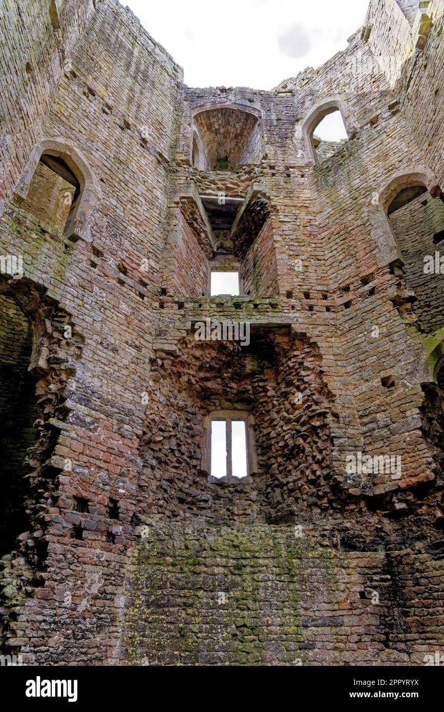 All'interno delle mura del Castello di Nunney e fossato nel villaggio di Nunney. Costruito nel 1370s da Sir John de la Mere, Somerset, Inghilterra, Regno Unito - 8th di Foto Stock