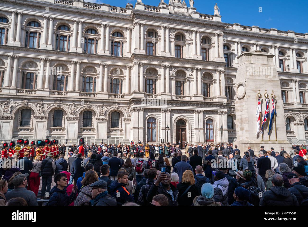 Londra Regno Unito. 25 aprile 2023. Veterani militari e dignitari australiani e neozelandesi partecipano al servizio Anzac Day al cenotaph. Anzac Day commemora l'Australian and New Zealand Army Corp (ANZAC) che sbarcò sulle rive di Gallipoli il 25 aprile 1915, durante la prima guerra mondiale Credit: amer Ghazzal/Alamy Live News Foto Stock