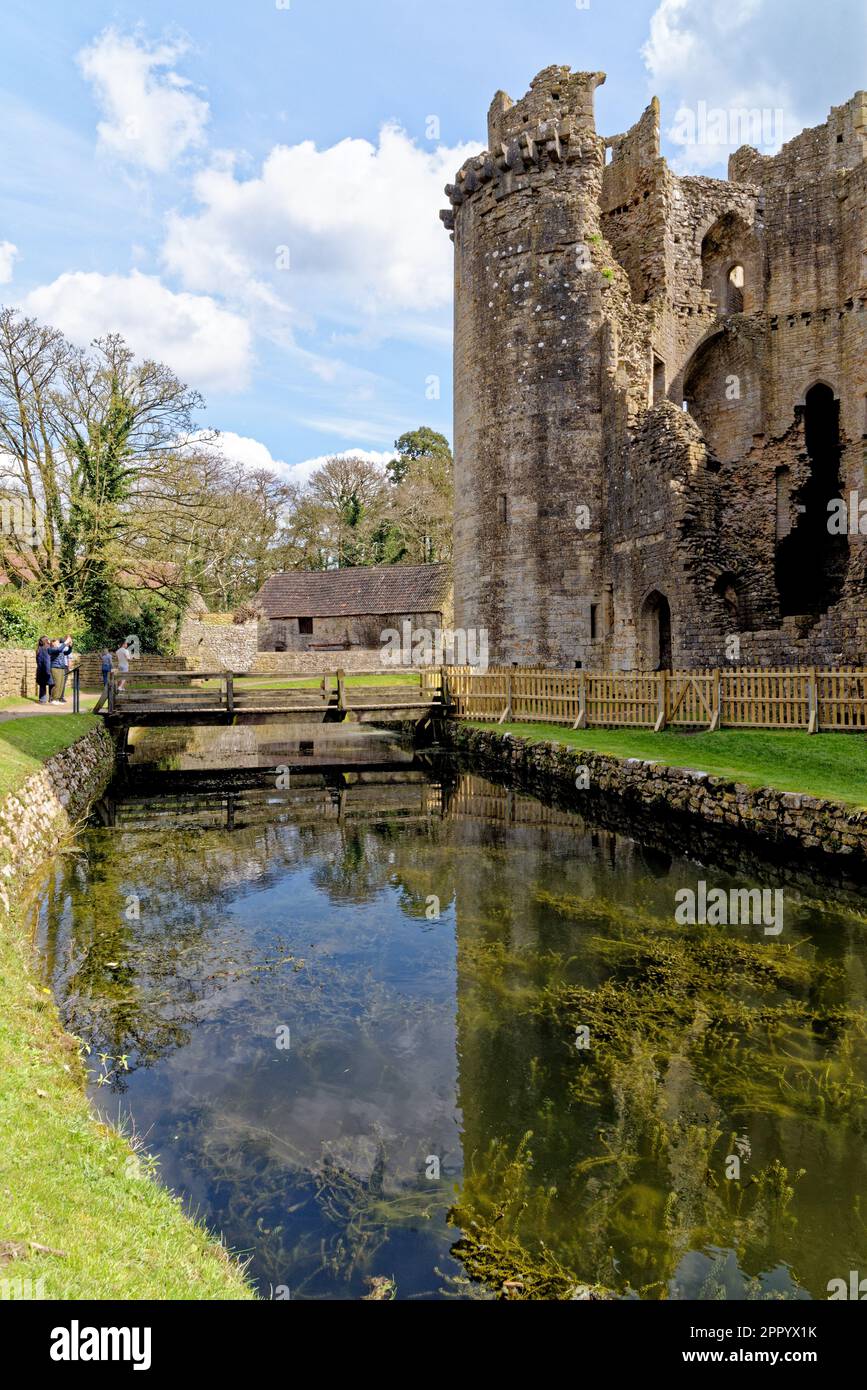 Nunney Castello e fossato nel villaggio di Nunney. Costruito nel 1370s da Sir John de la Mere, Somerset, Inghilterra, Regno Unito - 8th aprile 2023 Foto Stock