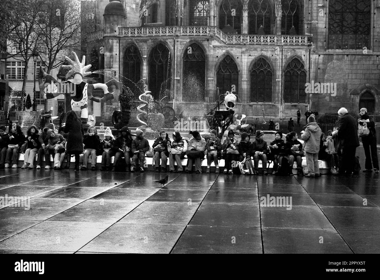 I bambini della scuola pranzano fuori dal centro Pompideu, Parigi Foto Stock