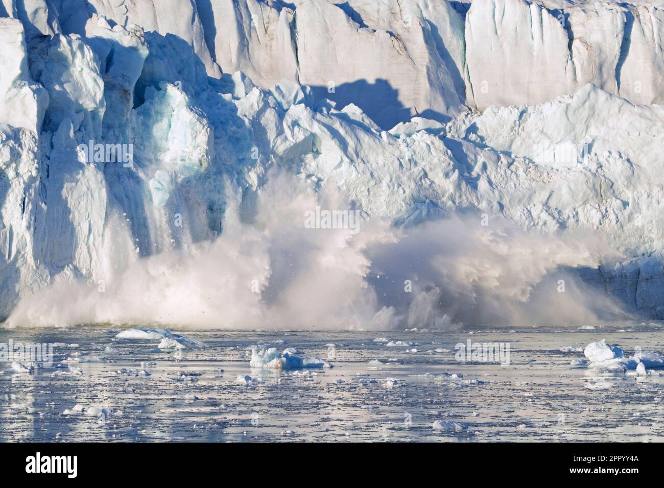 Enorme frammento di ghiaccio che si rompe dal bordo del ghiacciaio Lilliehöökbreen in Lilliehöök Fjord / Lilliehöökfjorden, Albert i Land, Spitsbergen / Svalbard Foto Stock