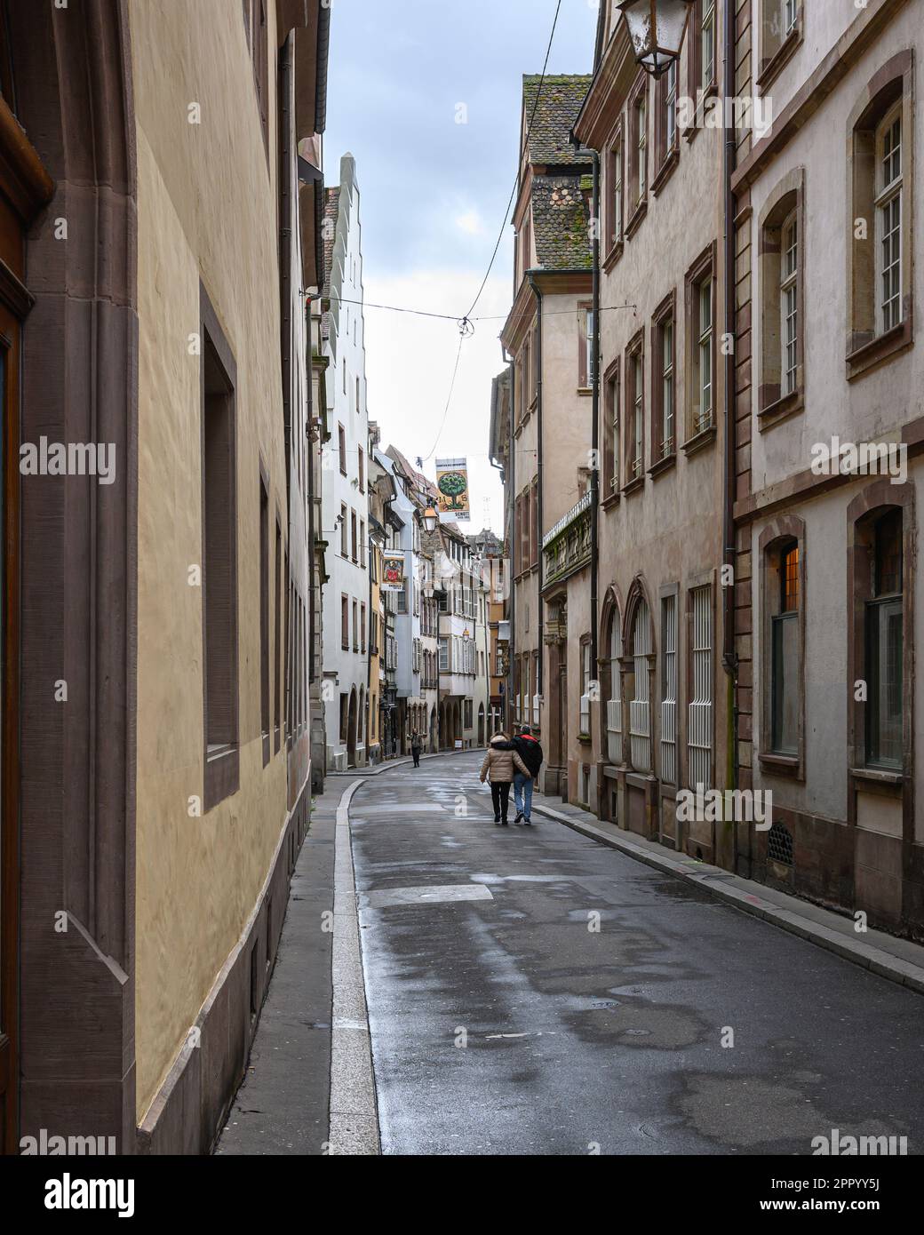 Una vecchia strada residenziale a Strasburgo, Francia Foto Stock