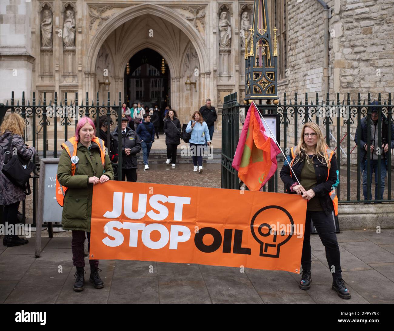 I manifestanti di Just Stop Oil hanno la bandiera fuori dall'Abbazia di Westminster, durante il fine settimana di protesta della rivolta dell'estinzione "The Big One", aprile 2023, Londra, Regno Unito. Foto Stock