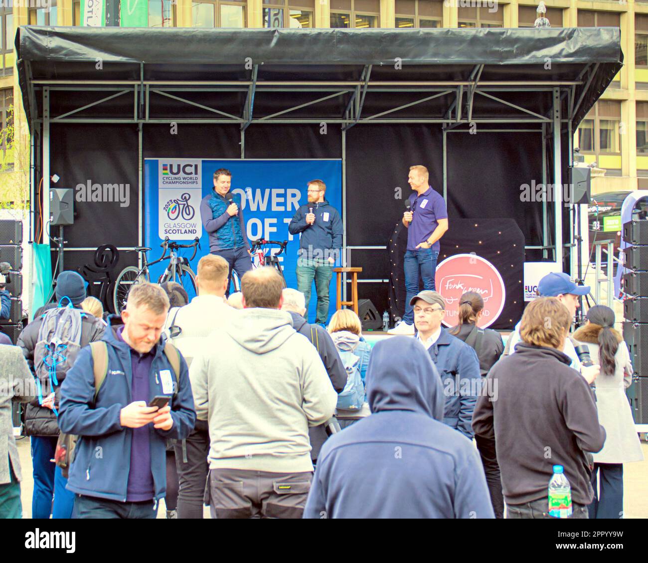 Glasgow, Scozia, Regno Unito 25th aprile 2023. Il 23 Million Mile Challenge in collaborazione con Love to Ride per segnare 100 giorni da andare fino al mega-evento inaugurale ciclistico UCI. Memorial bike Ride ha visto la commemorazione della pista in legno da bicicletta da Dumfries a Glasgow la prima corsa in bicicletta mai intrapresa dall'inventore scozzese Kirkpatrick Macmillan sulla bicicletta a pedaggio nel 1842. George Square come il viaggio originale è stato ricreato da Katie Kookaburra e Jenny Tough e accolto da Chris hoye, Jody Cundy e il signore provocatore e una riproduzione di moto originale dal museo Dumfries.Credit Gerard Ferry Foto Stock