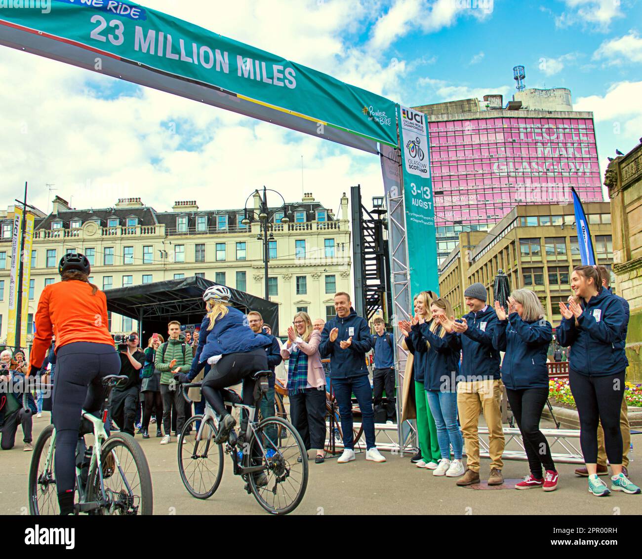 Glasgow, Scozia, Regno Unito 25th aprile 2023. Il 23 Million Mile Challenge in collaborazione con Love to Ride per segnare 100 giorni da andare fino al mega-evento inaugurale ciclistico UCI. Memorial bike Ride ha visto la commemorazione della pista in legno da bicicletta da Dumfries a Glasgow la prima corsa in bicicletta mai intrapresa dall'inventore scozzese Kirkpatrick Macmillan sulla bicicletta a pedaggio nel 1842. George Square come il viaggio originale è stato ricreato da Katie Kookaburra e Jenny Tough e accolto da Chris hoye, Jody Cundy e il signore provocatore e una riproduzione di moto originale dal museo Dumfries.Credit Gerard Ferry Foto Stock