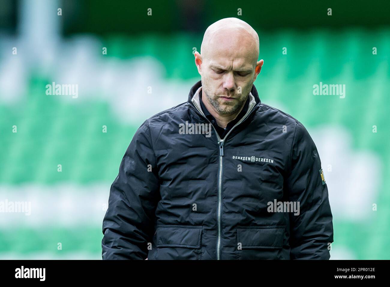 GRONINGEN - allenatore del FC Groningen Dennis van der Ree durante la partita olandese di Eredivie tra il FC Groningen e il NEC allo stadio di Euroborg il 25 aprile 2023 a Groningen, Paesi Bassi. La partita in Eredivie tra FC Groningen e NEC, che è stata interrotta dopo 18 minuti il sabato, si disputerà dalle 3 Ciò accade senza un pubblico a Groningen. Il gioco è stato fermato dopo che il linesman è stato colpito da una tazza di plastica di bevanda gettata dal pubblico. LASKER ANP COR Foto Stock