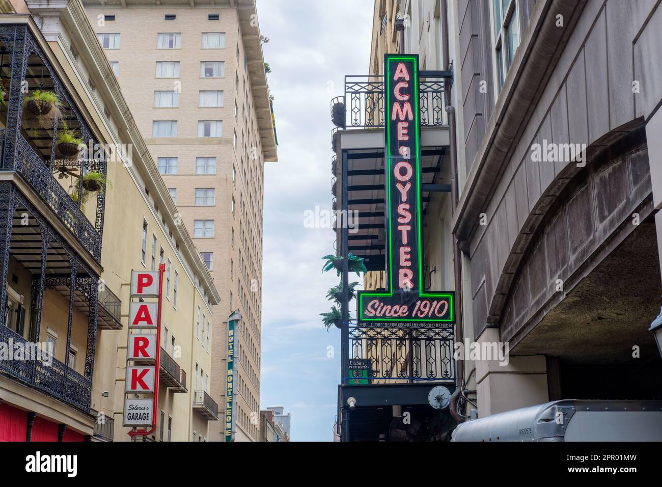 NEW ORLEANS, LA, USA - 23 APRILE 2023: Paesaggio urbano con segnaletica e Acme Oyster House, solari's Parking Garage e Monteleone Hotel Foto Stock