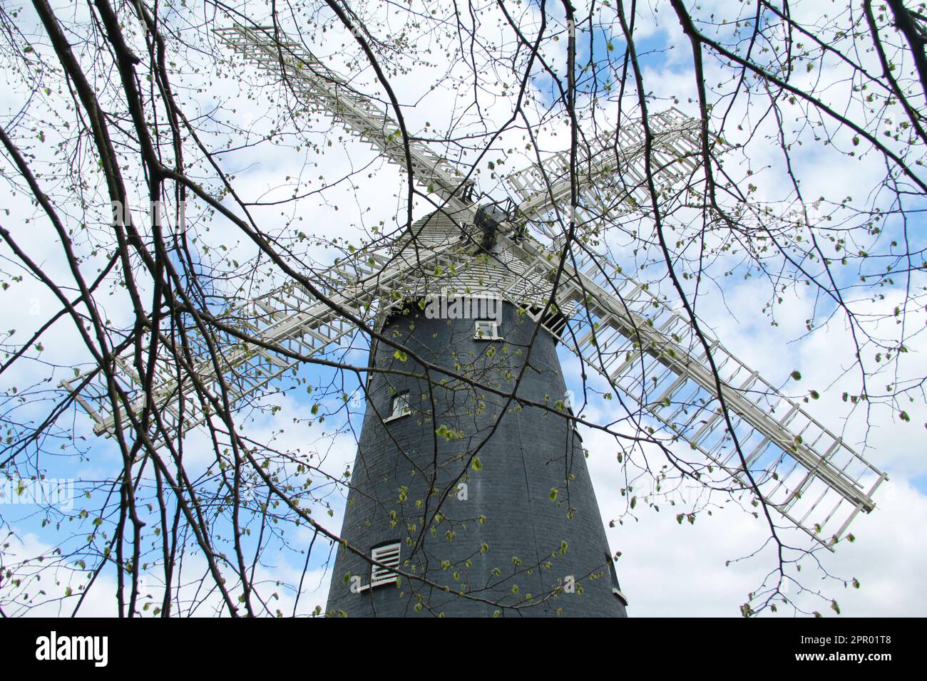 Croydon, Londra, Regno Unito. 25 aprile 2023. Il mulino a vento Shirley segreto a Croydon riaprirà ai visitatori per la prima volta in 3 anni. In una tranquilla strada senza uscita nel sud di Londra si trova un mulino a vento Shirley, risalente a 170 anni fa. Nascosto al largo di Upper Shirley Road di Croydon, nel mezzo di Postmill Close l'iconica struttura è facile da perdere. Shirley Windmill è un gioiello nascosto a Croydon, che ospita sette giorni di apertura quest'anno. Il prossimo giorno di apertura è il 14 maggio, che sarà seguito da sei per tutta l'estate e l'ultimo il 1 ottobre 2023. Credit: Waldemar Sikora/Alamy Live News. Foto Stock
