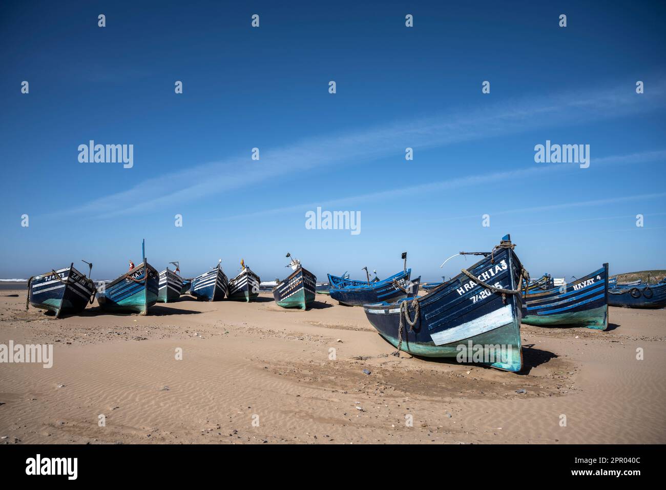 Barche da pesca ormeggiate sulla spiaggia. Foto Stock