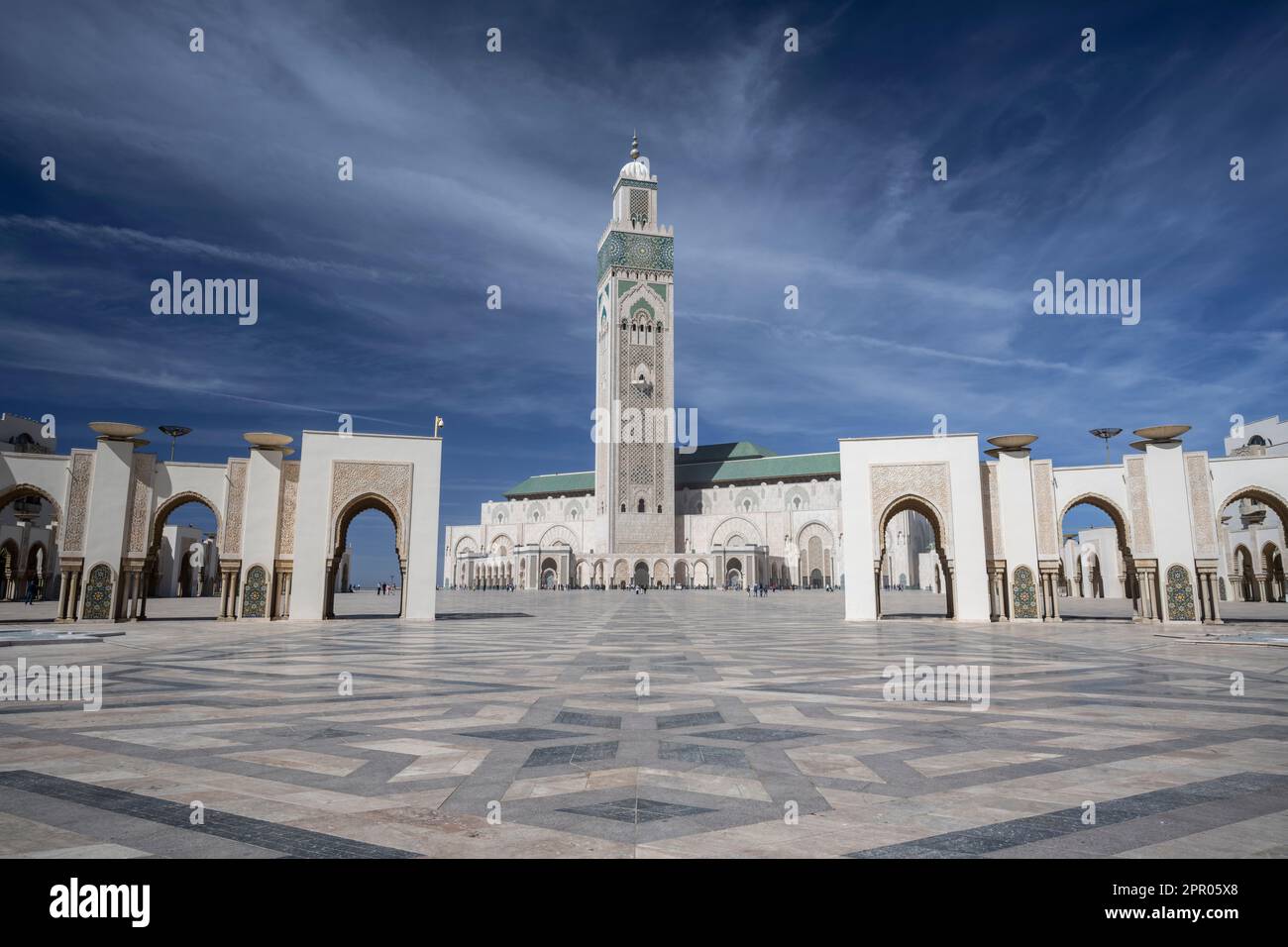 Moschea monumentale di Hassam II sul viale Sidi Mohammed ben Abdallah sul mare. Foto Stock