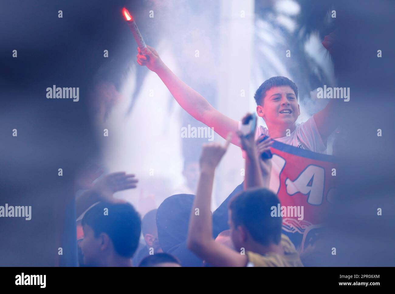 Spalato, Croazia. 25th Apr, 2023. I fan di Hajduk Split partecipano alla celebrazione di benvenuto un giorno dopo la partita finale della UEFA Youth League tra AZ Alkmaar e Hajduk Split al lungomare di Spalato, in Croazia, il 25 aprile 2023. Foto: Milano SABIC/PIXSELL Credit: Pixsell/Alamy Live News Foto Stock