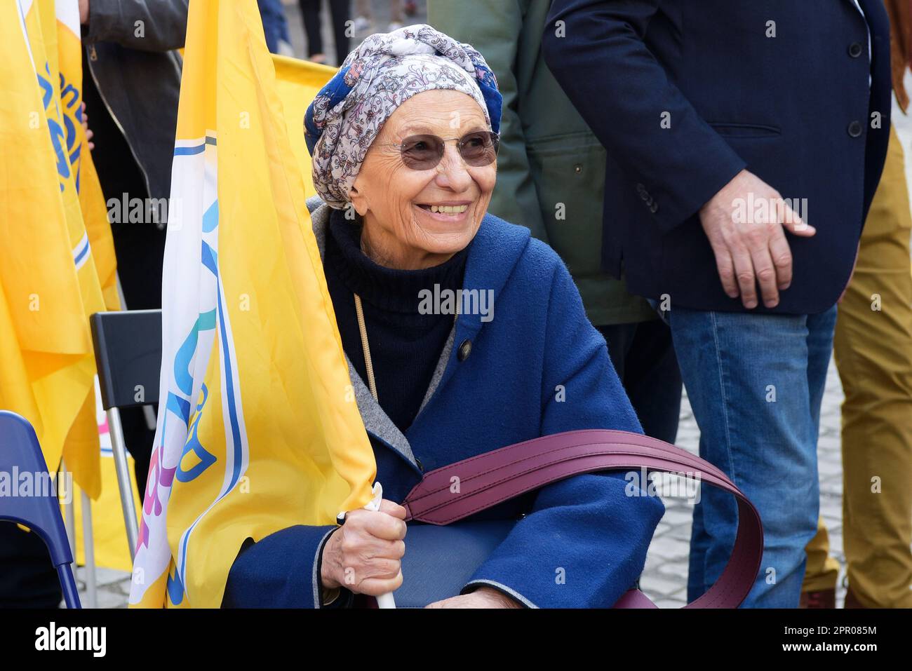 Roma, Italia. 25th Apr, 2023. Emma Bonino partecipa alle celebrazioni della liberazione dell'Italia dal fascismo nazista e al pieno sostegno alla resistenza Ucraina contro il fascismo del dittatore Putin a Roma (Foto di Vincenzo Nuzzolese/SOPA Images/Sipa USA) Credit: Sipa USA/Alamy Live News Foto Stock