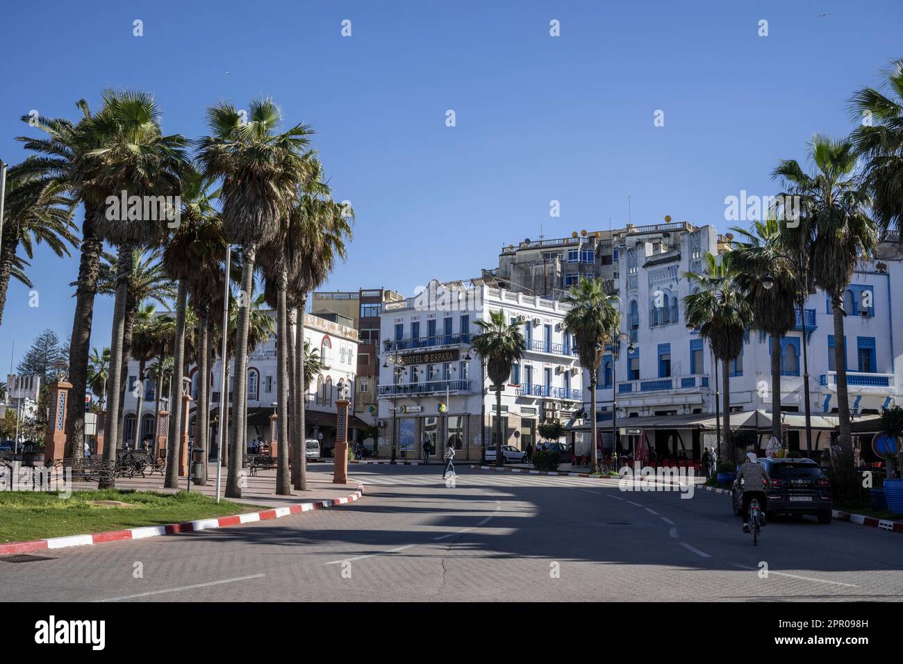 Edifici coloniali nella Plaza de España nella città di Larache. Foto Stock