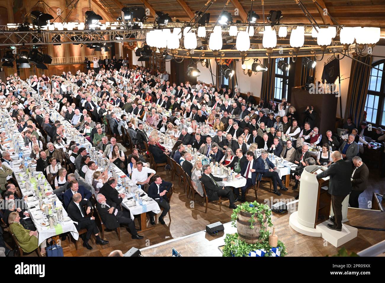 Monaco, Germania. 25th Apr, 2023. L'artista di cabaret Django Asül (al centro a destra) si rivolge al pubblico del Maibock Tap al Hofbräuhaus. Credit: Felix Hörhager/dpa/Alamy Live News Foto Stock