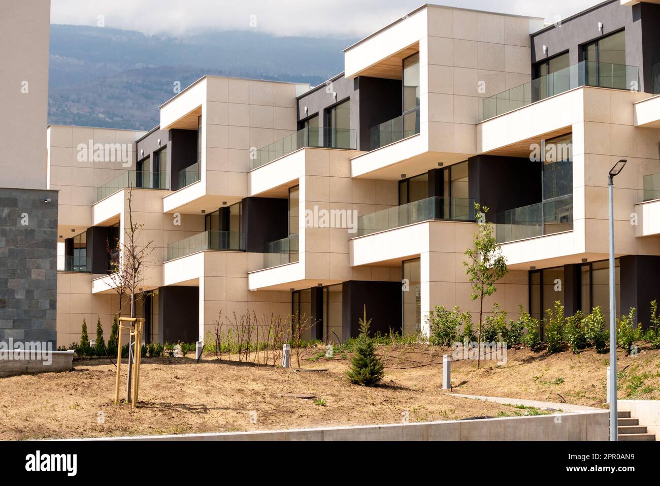 Alloggi Bulgaria e condominio moderno di recente costruzione in un complesso residenziale ai piedi del Monte Vitosha a Sofia, Bulgaria, Europa orientale Foto Stock