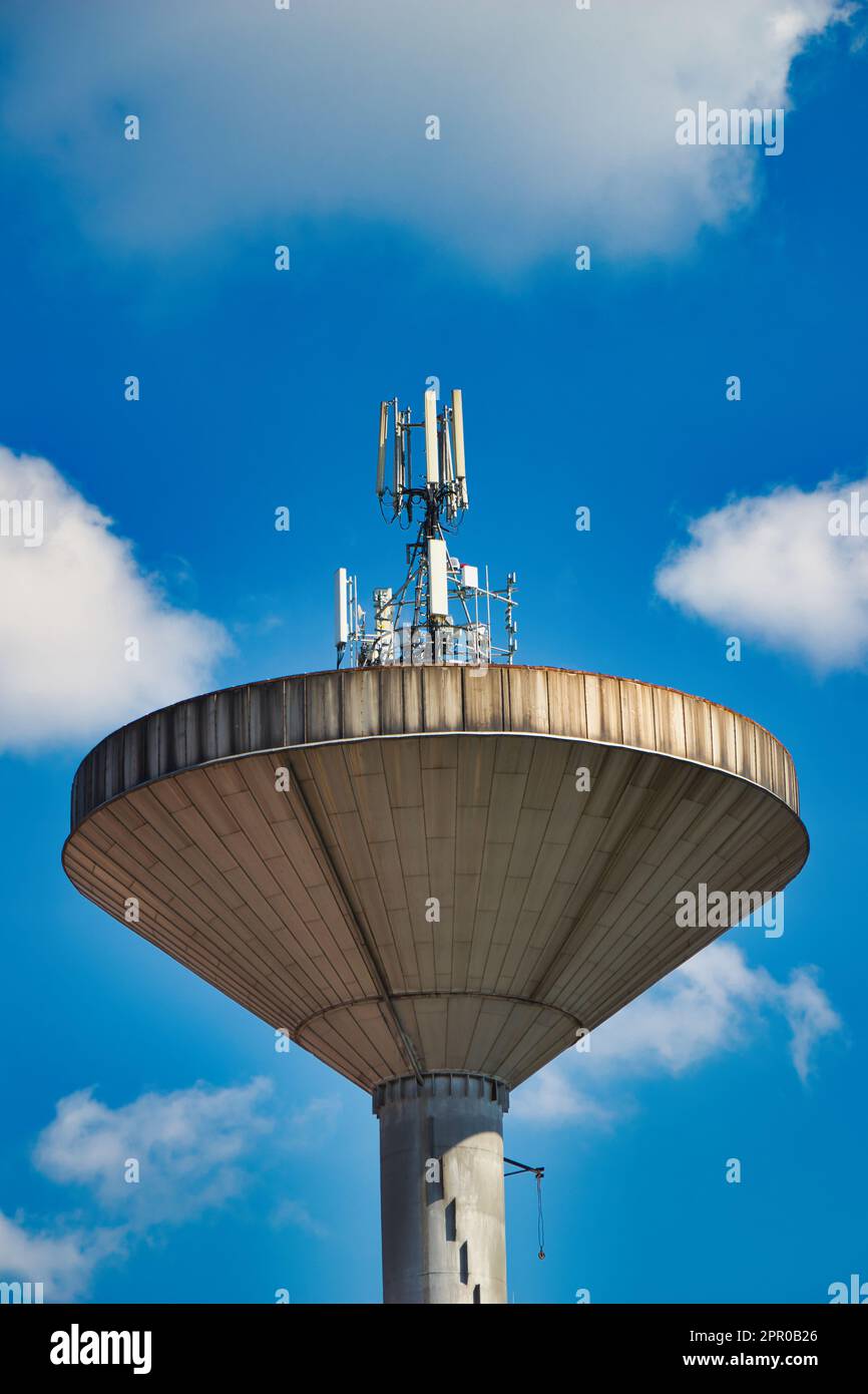 Torre del serbatoio dell'acqua con punti di comunicazione. Repubblica Ceca. Foto Stock