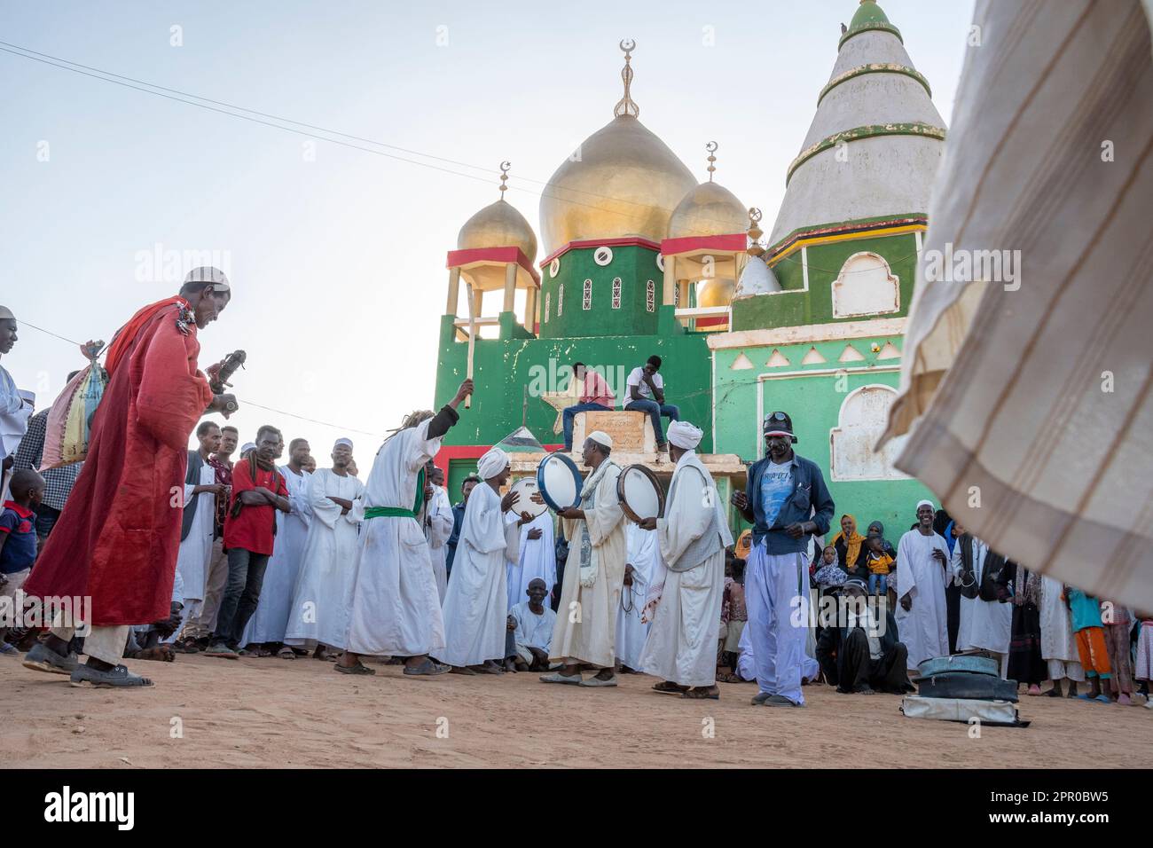 Batteristi in una cerimonia di Dervish, Tomba di Hamed al-Nil, Omdurman, Khartoum, Sudan Foto Stock