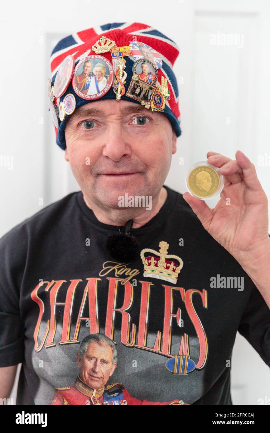 Londra, Regno Unito. 25th aprile 2023. John Loughrey, super fan reale, posa con alcuni dei suoi cimeli di re Carlo III prima dell'incoronazione di sua Maestà il 6th maggio. Ispirato da sua madre, John è stato un sostenitore reale fin dall'infanzia e ha raccolto una grande collezione di cimeli della famiglia reale britannica per molti decenni. Foto di Amanda Rose/Alamy Live News Foto Stock