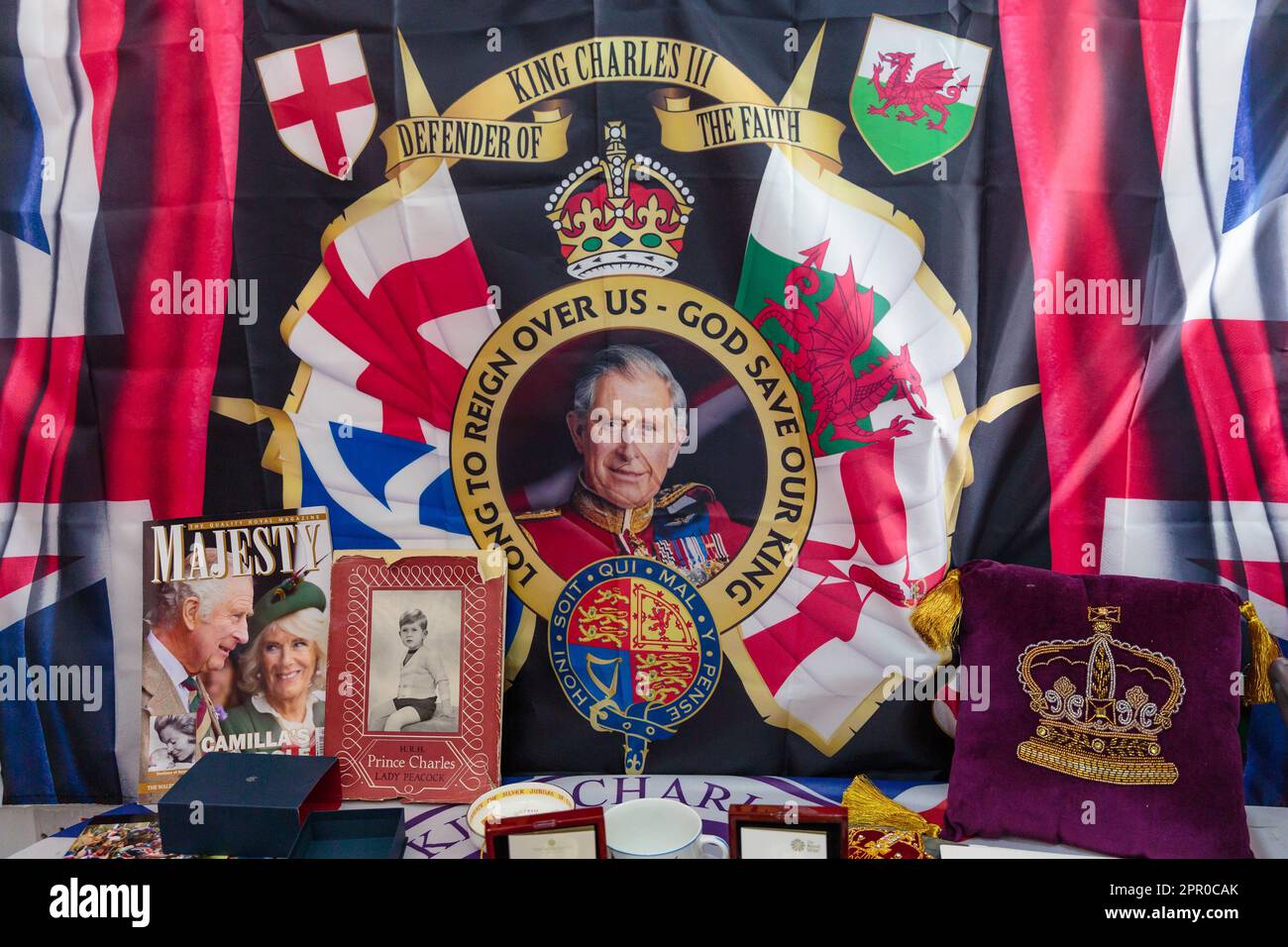 Londra, Regno Unito. 25th aprile 2023. John Loughrey, super fan reale, posa con alcuni dei suoi cimeli di re Carlo III prima dell'incoronazione di sua Maestà il 6th maggio. Ispirato da sua madre, John è stato un sostenitore reale fin dall'infanzia e ha raccolto una grande collezione di cimeli della famiglia reale britannica per molti decenni. Foto di Amanda Rose/Alamy Live News Foto Stock