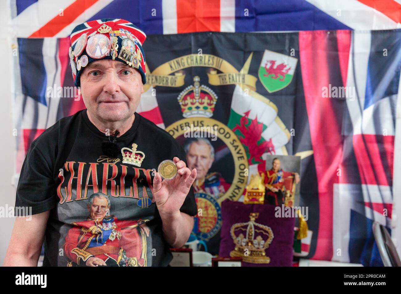 Londra, Regno Unito. 25th aprile 2023. John Loughrey, super fan reale, posa con alcuni dei suoi cimeli di re Carlo III prima dell'incoronazione di sua Maestà il 6th maggio. Ispirato da sua madre, John è stato un sostenitore reale fin dall'infanzia e ha raccolto una grande collezione di cimeli della famiglia reale britannica per molti decenni. Foto di Amanda Rose/Alamy Live News Foto Stock